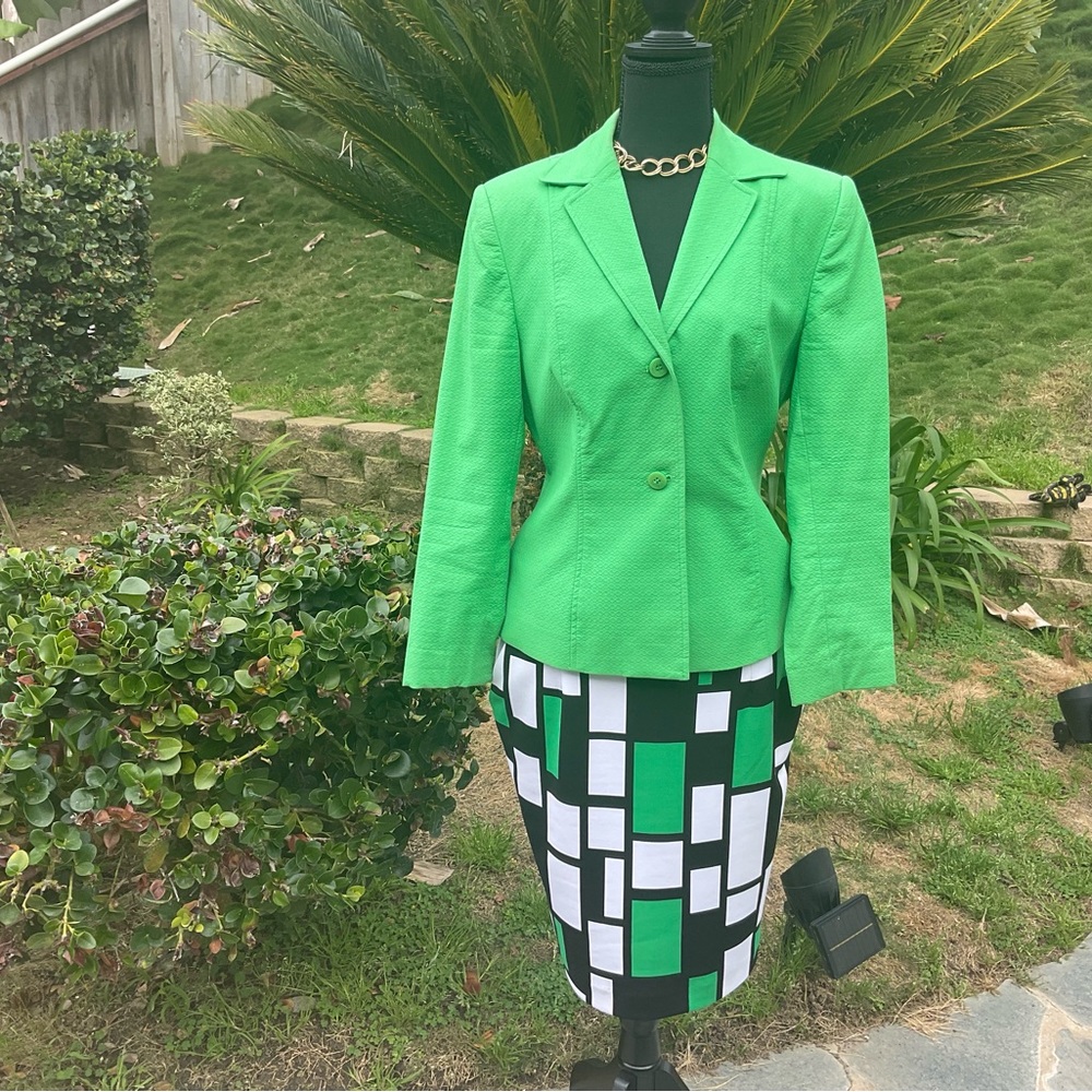 REDUCED! Stunning geometric skirt!! Like New! With pockets. Size 8. $15!